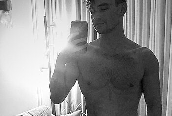 Thomas Doherty nude selfie