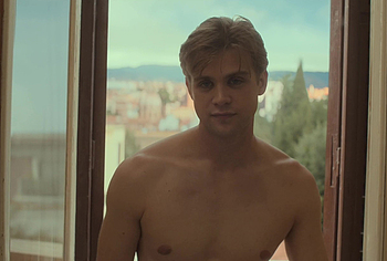 Leo Woodall sin camiseta