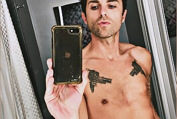 Thomas Dekker nude selfie