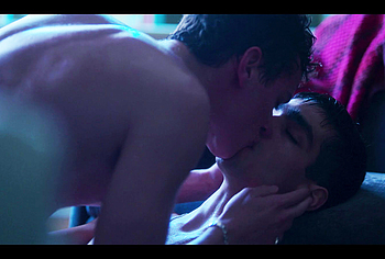 Aron Piper gay sex