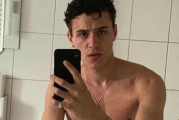 Aron Piper naked selfie