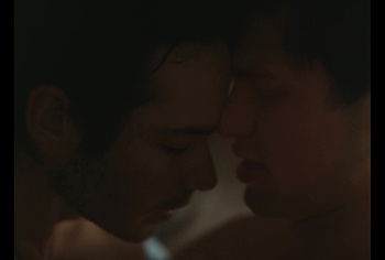 Toby Wallace gay kiss