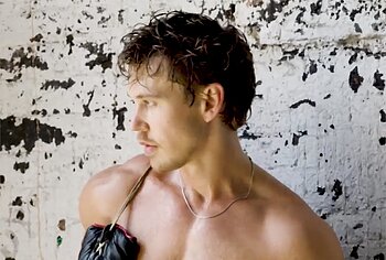 Austin Butler get naked
