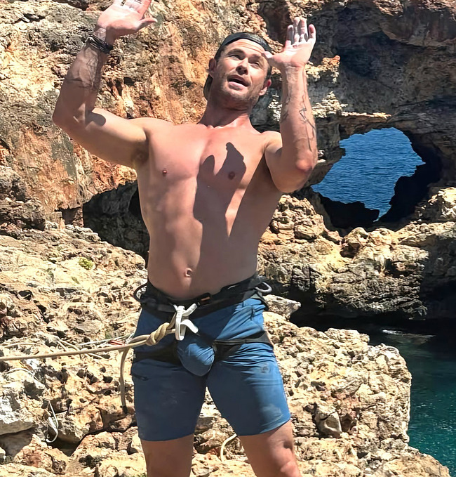 Chris Hemsworth dick bulge