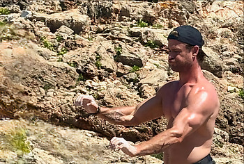 Chris Hemsworth penis bulge