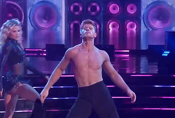 Robert Irwin striptease in DWTS