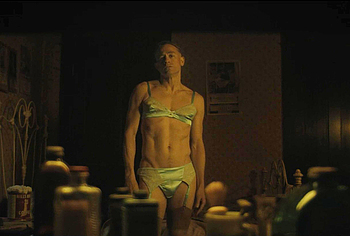 Charlie Hunnam striptese