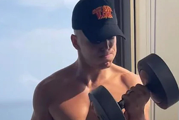 Sammy Guevara dick bulge