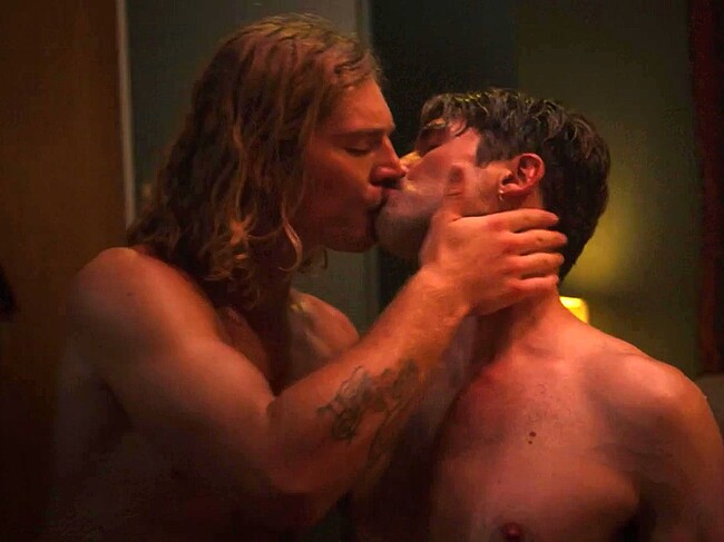 Matthew Vey Ryan de Villiers hot kiss