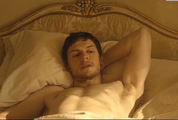 Evan Peters nudity