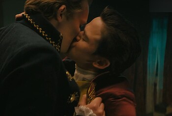 Freddie Dennis Sam Clemmett sexo gay desnudo en Queen Charlotte: Una historia Bridgerton