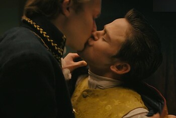 Freddie Dennis Sam Clemmett sexo gay desnudo en Queen Charlotte: Una historia Bridgerton