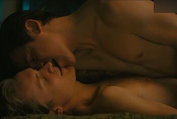 Freddie Dennis Sam Clemmett sexo gay desnudo en Queen Charlotte: Una historia Bridgerton