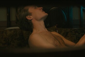 Freddie Dennis Sam Clemmett sexo gay desnudo en Queen Charlotte: Una historia Bridgerton