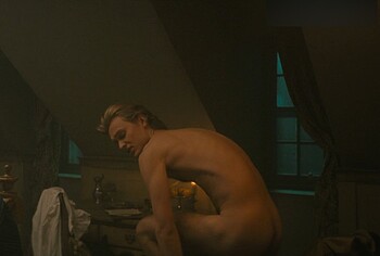 Freddie Dennis Sam Clemmett sexo gay desnudo en Queen Charlotte: Una historia Bridgerton