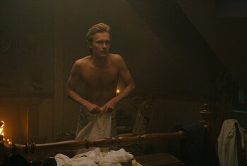 Freddie Dennis Sam Clemmett sexo gay desnudo en Queen Charlotte: Una historia Bridgerton