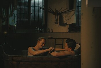 Freddie Dennis Sam Clemmett sexo gay desnudo en Queen Charlotte: Una historia Bridgerton