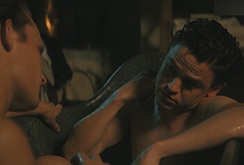 Freddie Dennis Sam Clemmett sexo gay desnudo en Queen Charlotte: Una historia Bridgerton