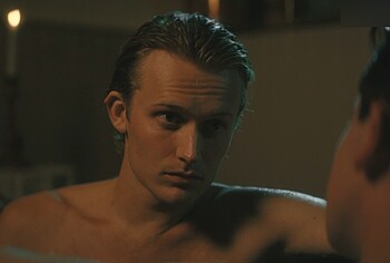 Freddie Dennis Sam Clemmett sexo gay desnudo en Queen Charlotte: Una historia Bridgerton