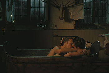 Freddie Dennis Sam Clemmett sexo gay desnudo en Queen Charlotte: Una historia Bridgerton