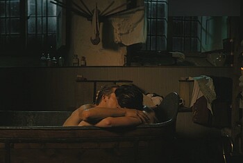 Freddie Dennis Sam Clemmett sexo gay desnudo en Queen Charlotte: Una historia Bridgerton