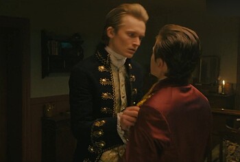 Freddie Dennis Sam Clemmett sexo gay desnudo en Queen Charlotte: Una historia Bridgerton