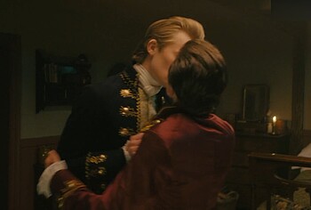 Freddie Dennis Sam Clemmett sexo gay desnudo en Queen Charlotte: Una historia Bridgerton