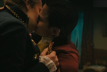 Freddie Dennis Sam Clemmett sexo gay desnudo en Queen Charlotte: Una historia Bridgerton