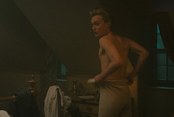 Freddie Dennis sin camiseta