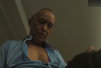 Ken Leung desnudo durante una mamada en Industry