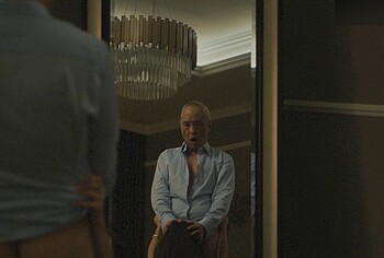 Ken Leung desnudo durante una mamada en Industry