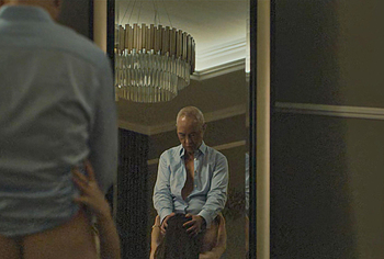 Ken Leung desnudo durante una mamada en Industry