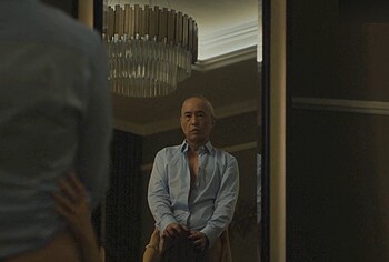 Ken Leung desnudo durante una mamada en Industry