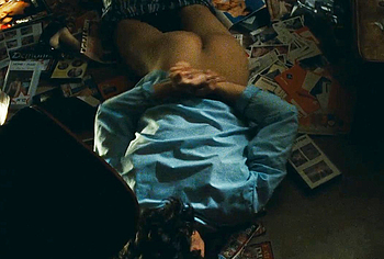 Escenas de Louis Garrel masturbándose y orinando sin censura en Ma Mère