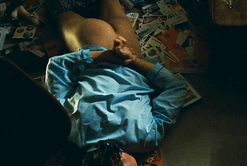 Escenas de Louis Garrel masturbándose y orinando sin censura en Ma Mère