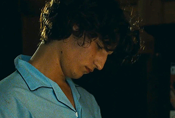 Escenas de Louis Garrel masturbándose y orinando sin censura en Ma Mère