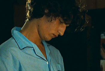 Escenas de Louis Garrel masturbándose y orinando sin censura en Ma Mère