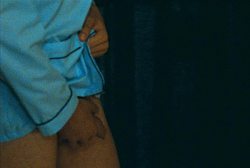 Escenas de Louis Garrel masturbándose y orinando sin censura en Ma Mère