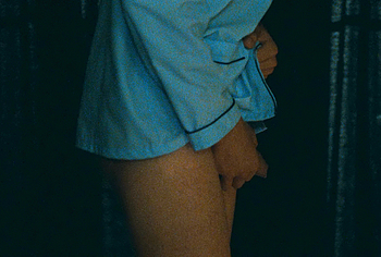 Escenas de Louis Garrel masturbándose y orinando sin censura en Ma Mère