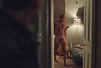 Ben Lambert Escenas de Desnudo y Pene Sin Censura en Betrayal