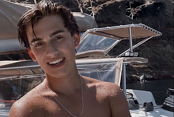 Fotos de Johnny Orlando Desnudo, Desliz de Pene y en Ropa Interior