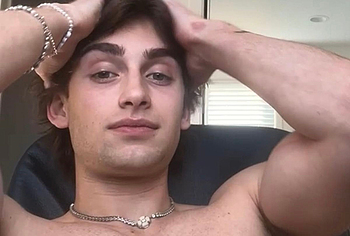 Fotos de Johnny Orlando Desnudo, Desliz de Pene y en Ropa Interior