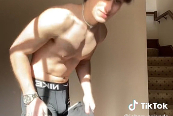 Fotos de Johnny Orlando Desnudo, Desliz de Pene y en Ropa Interior
