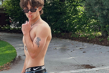 Fotos de Johnny Orlando Desnudo, Desliz de Pene y en Ropa Interior