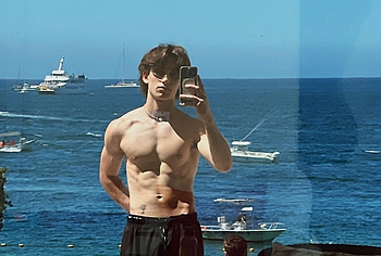 Fotos de Johnny Orlando Desnudo, Desliz de Pene y en Ropa Interior