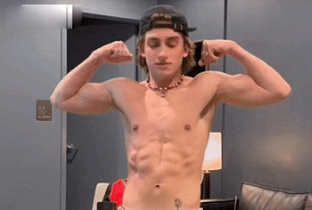 Fotos de Johnny Orlando Desnudo, Desliz de Pene y en Ropa Interior