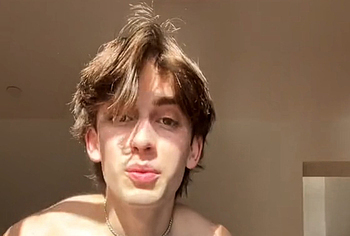 Fotos de Johnny Orlando Desnudo, Desliz de Pene y en Ropa Interior