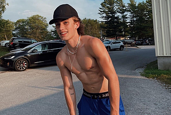 Fotos de Johnny Orlando Desnudo, Desliz de Pene y en Ropa Interior