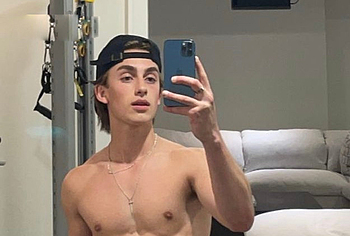 Fotos de Johnny Orlando Desnudo, Desliz de Pene y en Ropa Interior