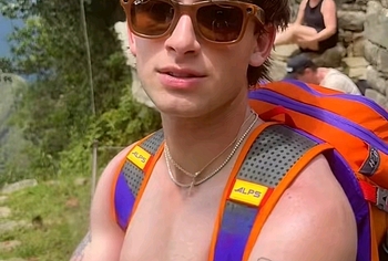 Fotos de Johnny Orlando Desnudo, Desliz de Pene y en Ropa Interior